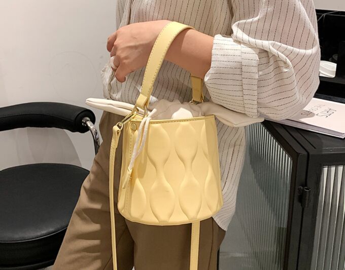 Женская сумочка-торба, цвет желтый