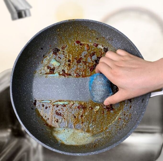 Отмыть сильно загрязненную. Ржавая губка для посуды. Металлические губки с мыльным раствором. Губка для накипи. Мыть посуду металлическая губка.
