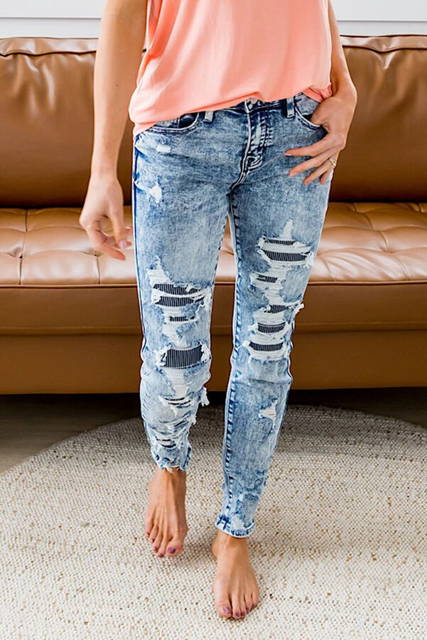 VitoRicci Голубые облегающие рваные джинсы с черно-белыми полосатыми заплатками в стиле пэчворк