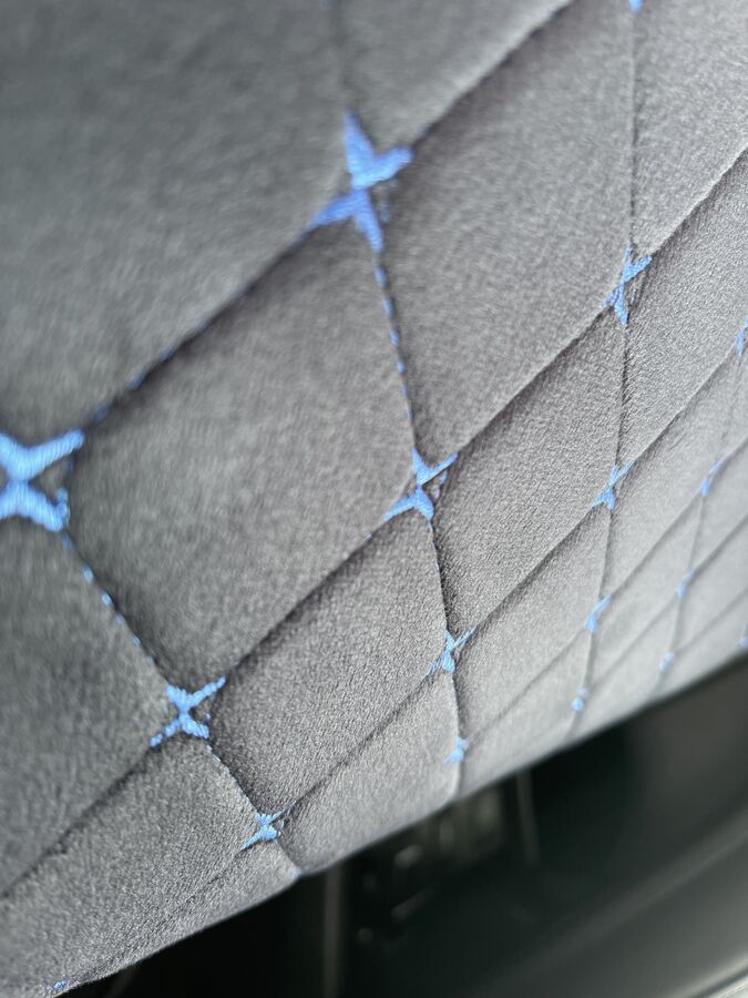 Накидки на сиденья премиум Алькантара полный комплект черный с синей строчкой