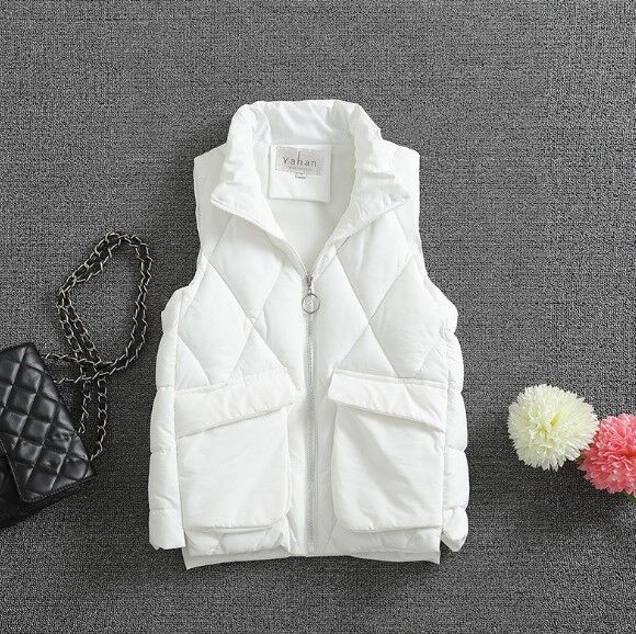 Женский стеганый жилет, с накладными карманами и воротником-стойкой, цвет белый