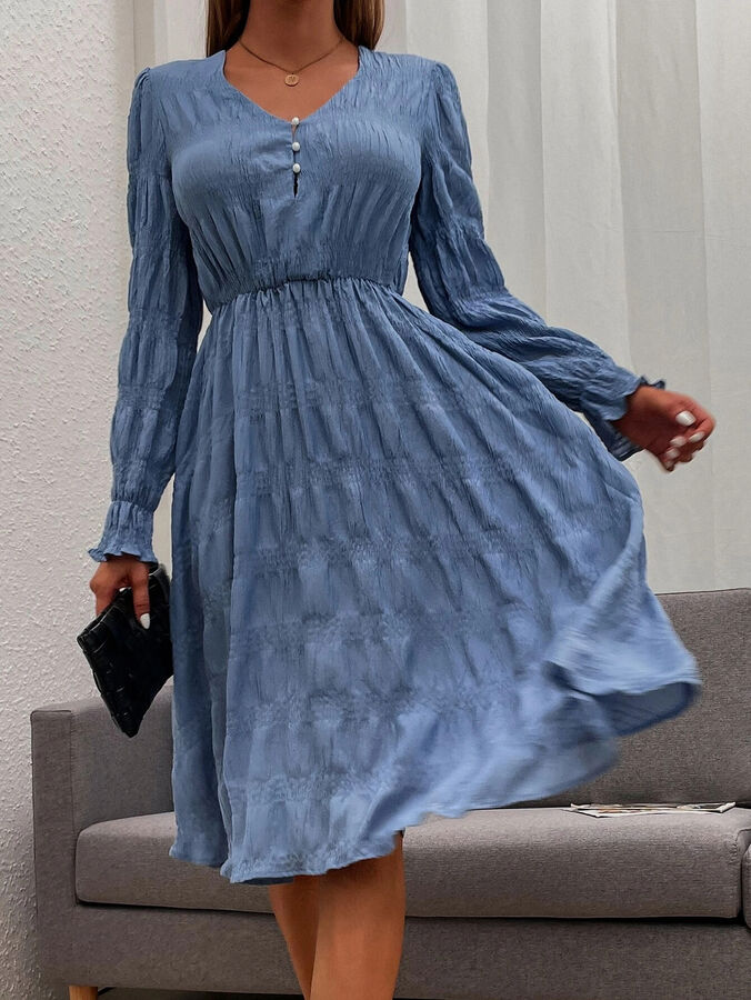 Платье с искусственным жемчугом с глубоким декольте