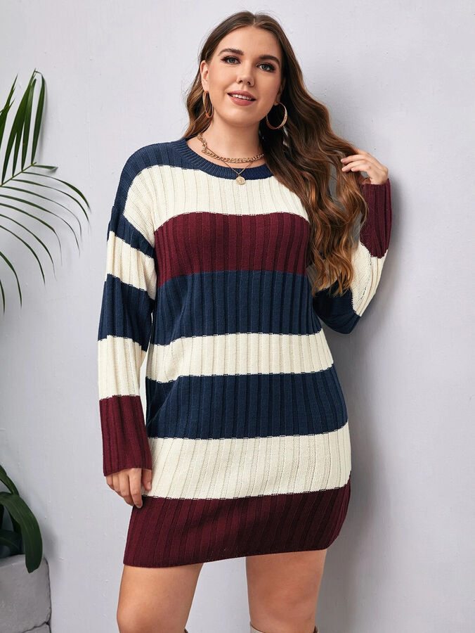 Контрастное платье-свитер размера плюс