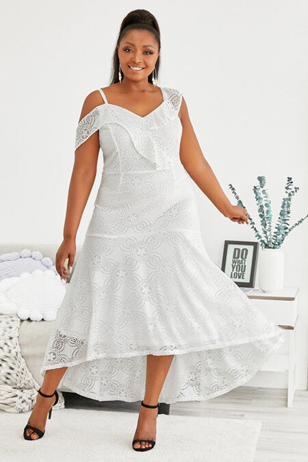 Белое кружевное платье с воланами и асимметричным подолом