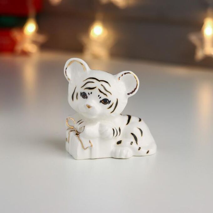 Сувенир керамика &quot;Белый тигрёнок подарок с бантом&quot; с золотом 6,8х6,8х4,5 см