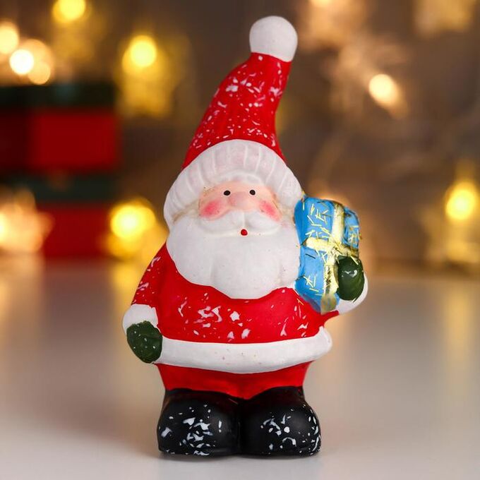 Сувенир керамика &quot;Дед Мороз в красном кафтане и колпаке, с подарком&quot; 11,5х6,5х4,8 см