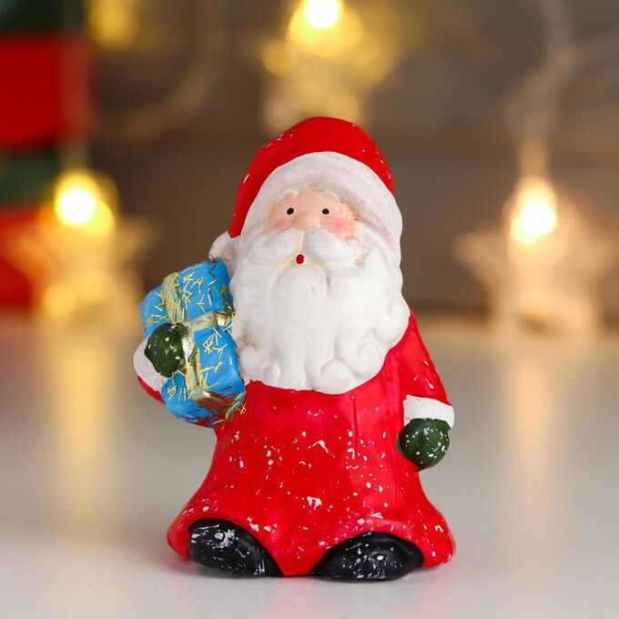 Сувенир керамика &quot;Дед Мороз в красной шубе и колпаке, с подарком&quot; 10х6,3х5 см