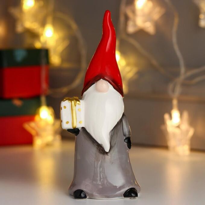 Сувенир керамика &quot;Дед Мороз, серый кафтан, красный колпак, с подарком&quot; 16,5х6х6,5 см