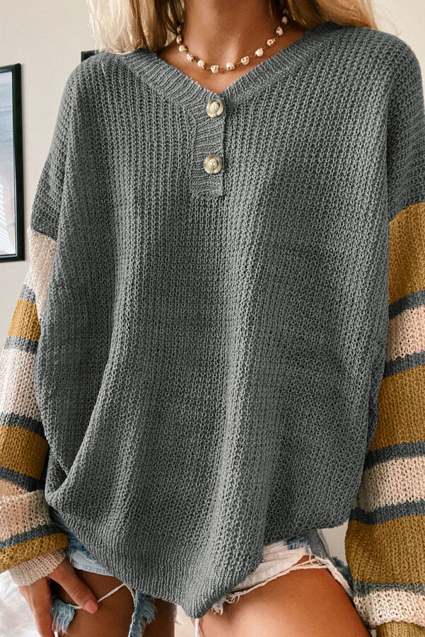 Серый вязаный свитер оверсайз с желто-белыми полосатыми рукавами