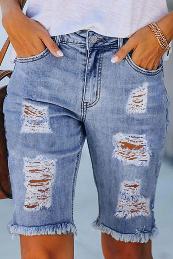 Голубые рваные джинсовые шорты с необработанными краями