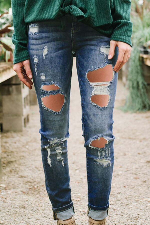 Синие рваные джинсы с потертостями