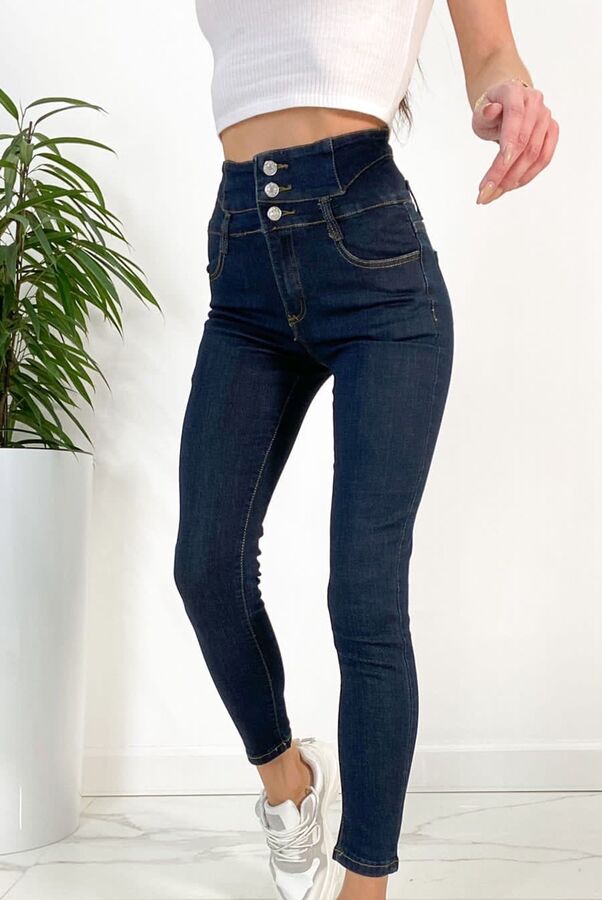 Стильные джинсы на пуговицах