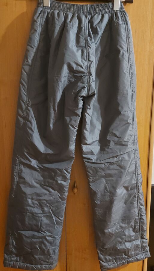 Теплые женские брюки, серые, на 46 р. примерно, Россия, одеты 1 раз, состояние новых во Владивостоке