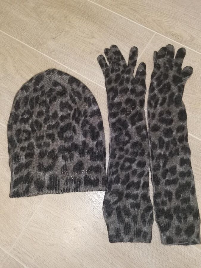 Шапка +перчатки Guees во Владивостоке