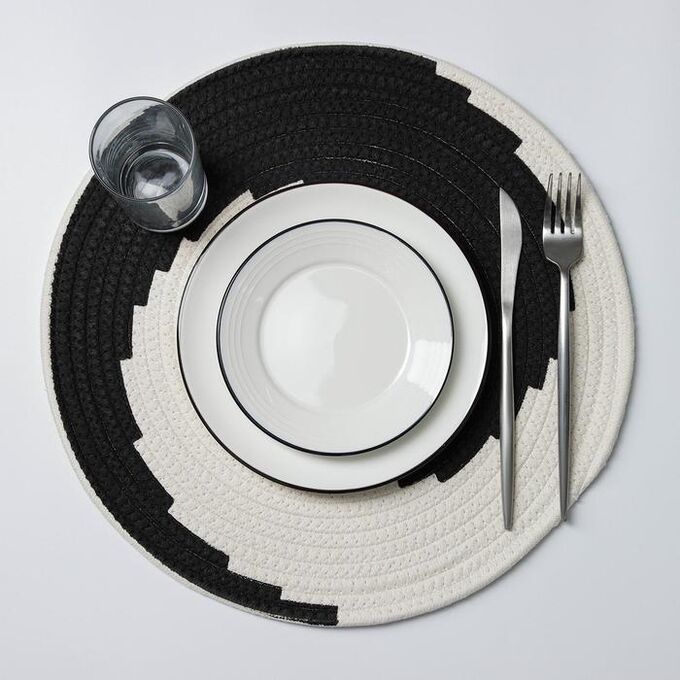 Салфетка сервировочная на стол Доляна «Гипноз», d=38 см, цвет чёрно-белый