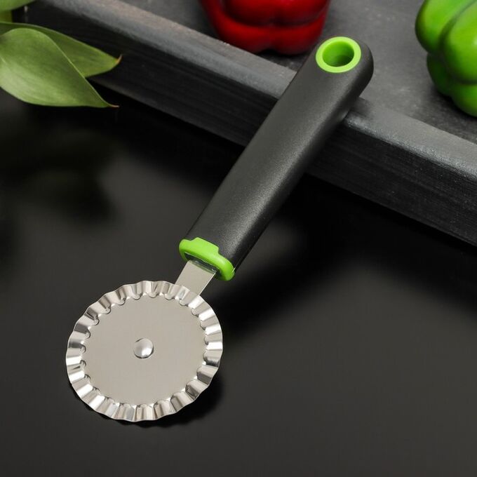Нож для пиццы и теста ребристый Доляна Lime, 19x6 см, цвет чёрно-зелёный