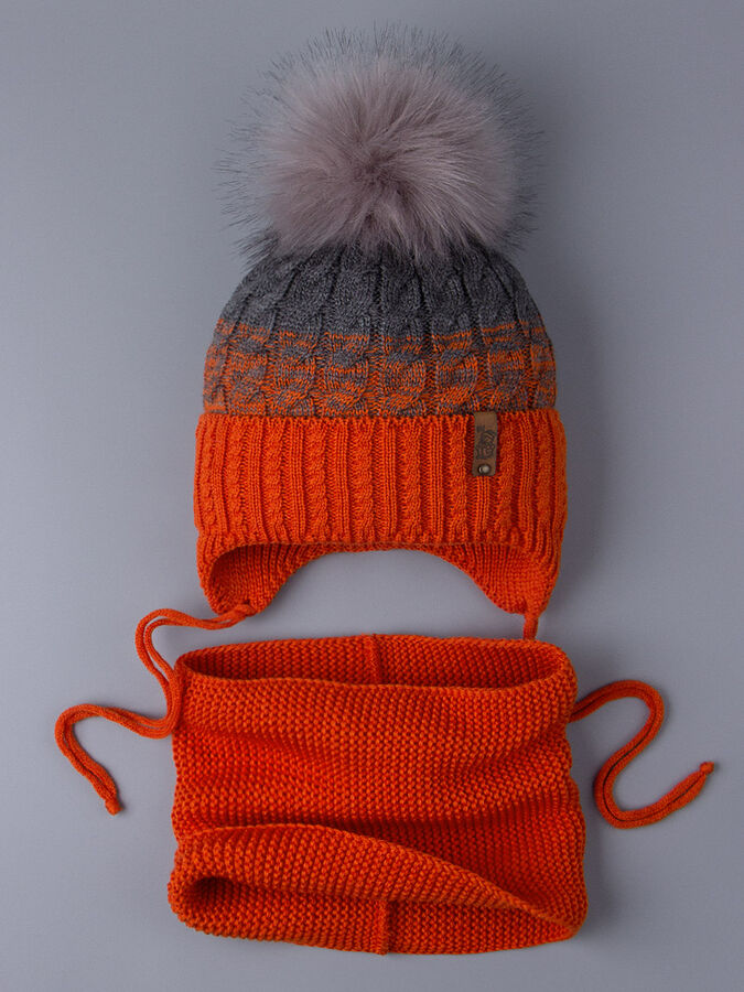 Русбубон Шапка вязаная для мальчика с помпоном на завязках, двухцветная, нашивка снеговик + снуд, оранжевый
