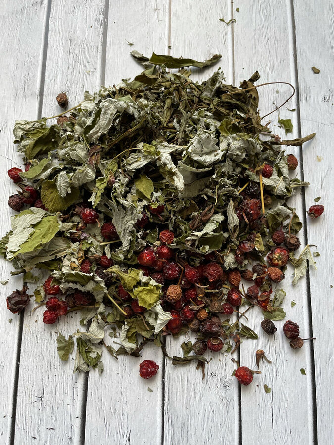 отвар из боярышника и яблок. дагестанский шиповник. боярышник и шиповник сушеный. плоды шиповника и боярышника. сбор боярышника и шиповника.