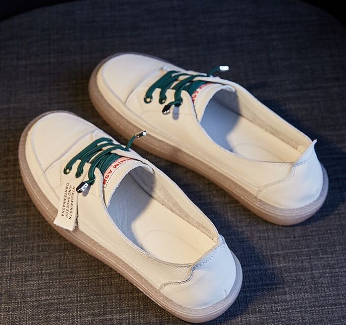 Женские кроссовки без задника, цвет белый, с зелеными шнурками