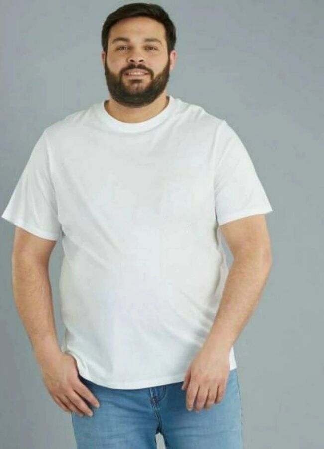Размер 66 мужской купить. Белая футболка мужская большого размера. Полный мужчина в футболке. Полный парень в белой футболке. Полный мужчина в майке.
