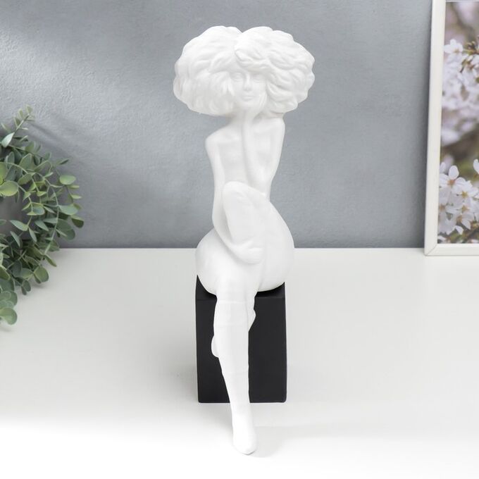 СИМА-ЛЕНД Сувенир полистоун &quot;Скульптура девушки с пышными волосами&quot; бело-чёрный 36х20х13,5 см