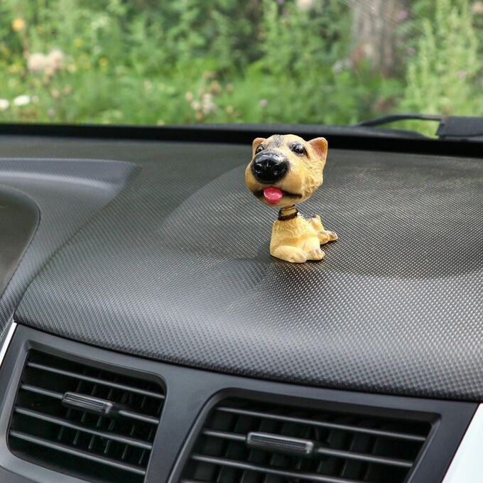 Собака на панель авто, качающая головой, СП1