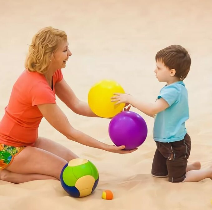 Игры с мячом с мамой. Игры с мячом для детей. Мяч в игре!. Дети играют в мяч. Мячики для детей.