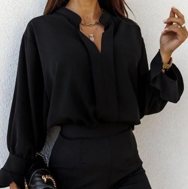 Блузка черная с отворотом, рукава с воланами