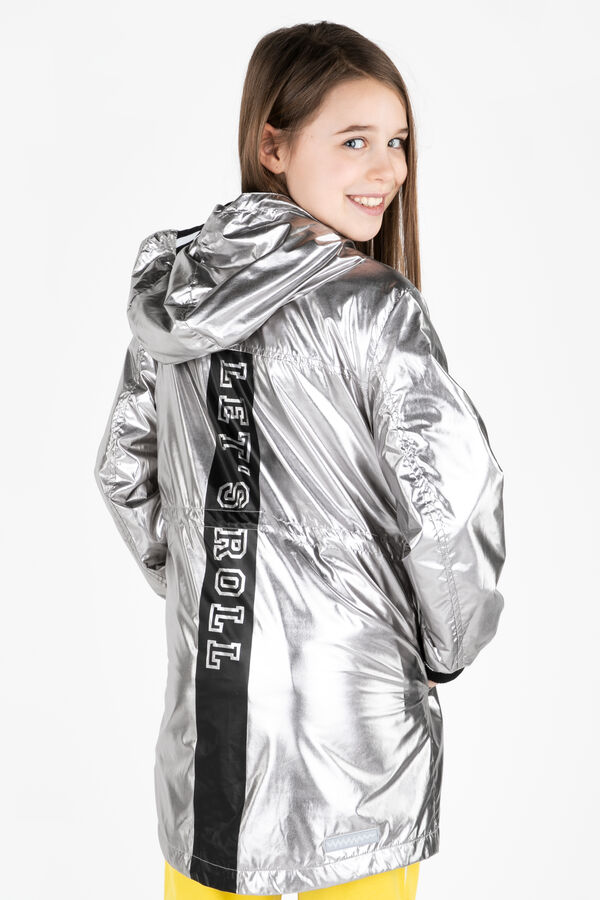 Плащ Модная демисезонная куртка Coccodrillo для девочек подростков на молнии с принтом Let`s roll. Куртка детская демисезонная с капюшоном обладает ветрозащитными, водонепроницаемыми, воздухопроницаем