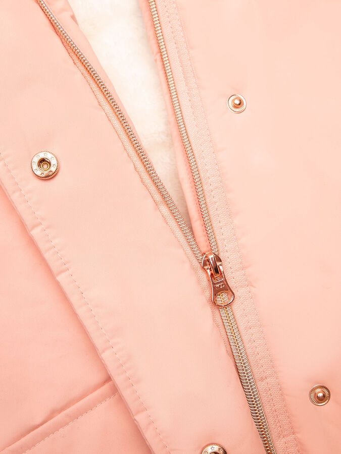 Пальто Парка для девочки пастельно-розового цвета подходит для прогулок и игр на свежем воздухе в холодное время года. Современный материал куртки для девочки отталкивает с поверхности изделия влагу и