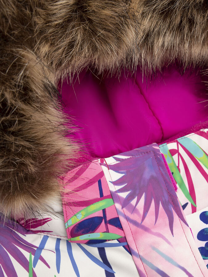 Куртка Теплая зимняя куртка для девочки белого цвета с принтом в виде разноцветных ветвей пальмы отлично подходит для долгих зимних прогулок и активных зимних видов спорта (лыжи, сноуборд). Несъемный 
