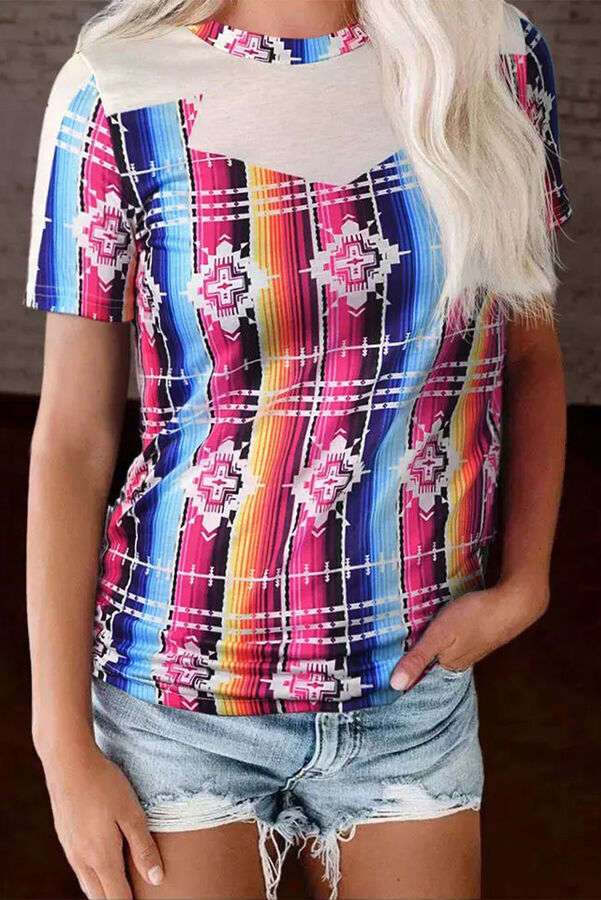 Разноцветная полосатая футболка с бежевыми вставками и ацтекским принтом