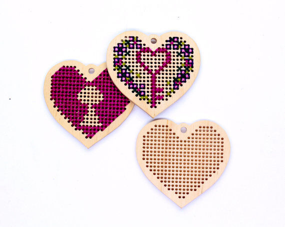 Фанерные заготовки для вышивки. Вышивка на деревянной основе крестиком. Деревянные заготовки для вышивки крестом. Flk-143. Вышивка на деревяшке.