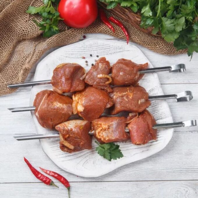 Шашлык во владимире с доставкой. Красивый шашлык. Шашлыки на даче. Шашлык во фритюре. Стол на даче с шашлыками.