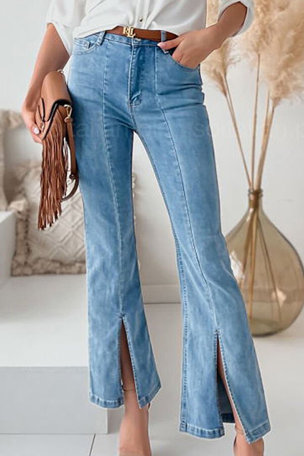 Голубые джинсы-клёш с высокой посадкой и разрезами на штанинах