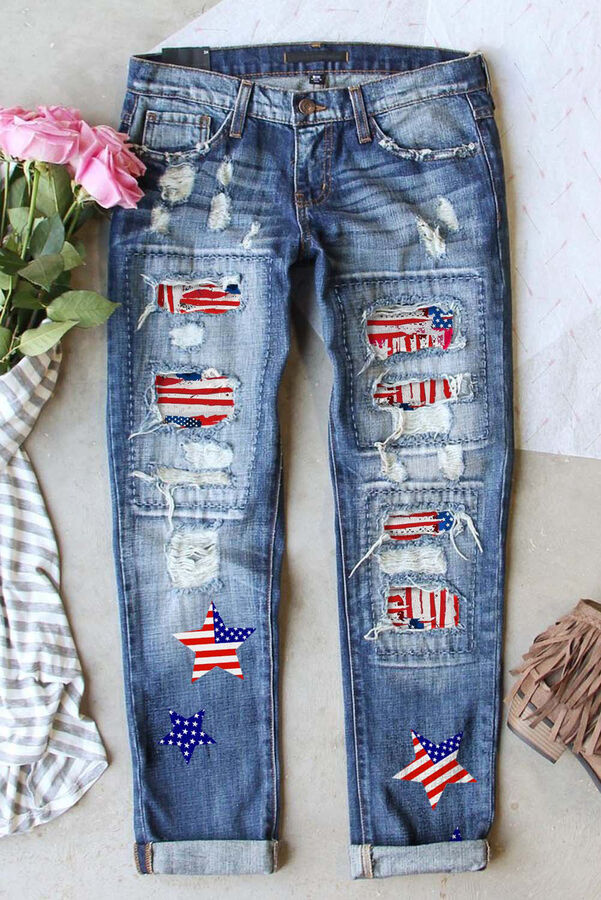 Голубые потертые джинсы с заплатками в цветах американского флага и звездным принтом