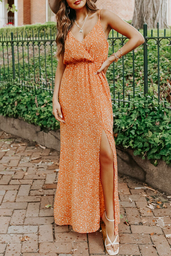 Оранжевое платье-макси в горошек с запахом и разрезом