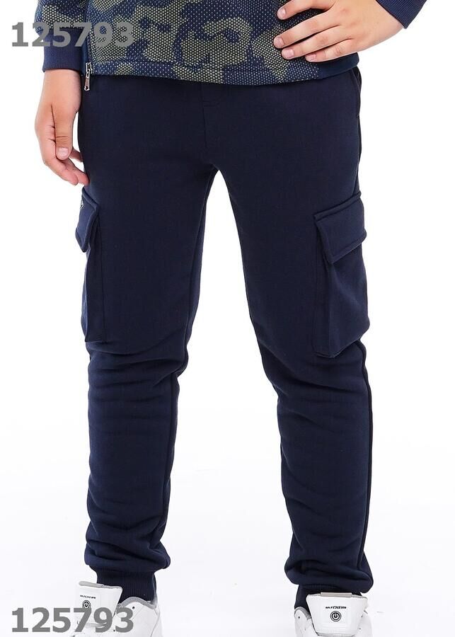 Брюки Цвет: т.синий Описание:
ультра-модные брюки карго из плотного футера. Удобные карманы в боковом шве и накладные на уровне колена. клапан кармана дополнен вышивкой. Пояс и манжеты из эластичного 