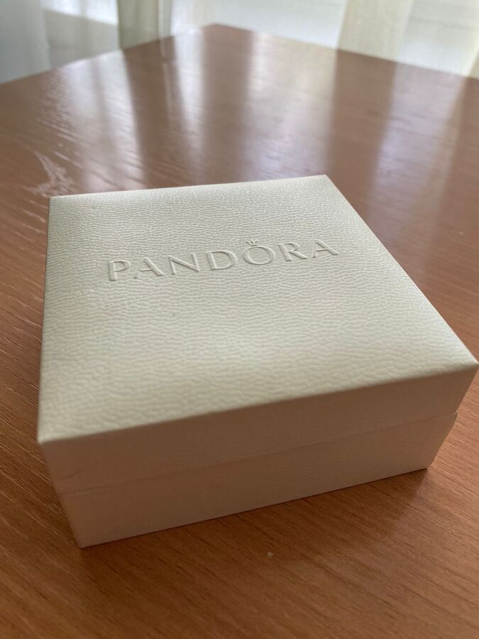 Продам Браслет Pandora Moments c шармами. Оригинал во Владивостоке