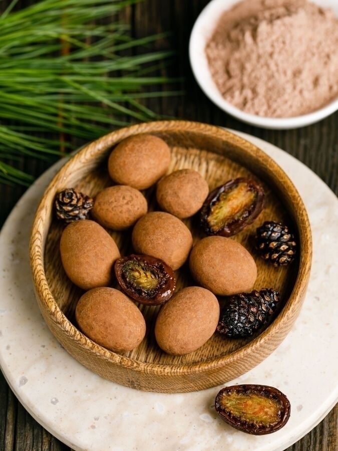 Шоколадная шишка с кедровыми орешками абаканские сладости. Конфеты шишки. Шоколад шишка с кедровыми орешками. Конфета шишка с кедровыми орешками. Шишка шоколадная с кедровым орехом.