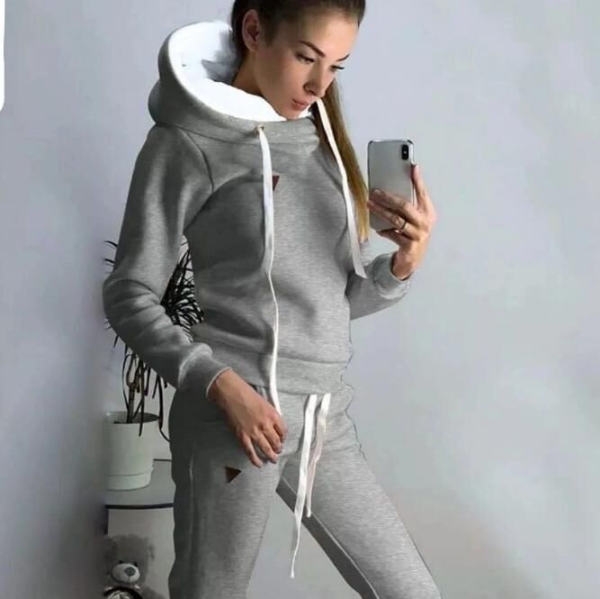 Костюм спортивный женский темный с капюшоном теплый
