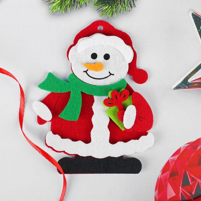Школа талантов Набор для творчества - создай ёлочное украшение из фетра «Снеговик с подарком»