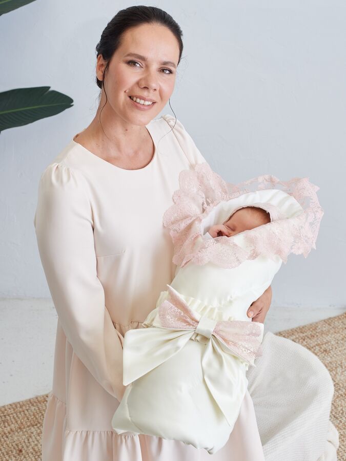 Luxury Baby Конверт-одеяло на выписку &quot;Неаполь&quot; (молочный с розовым кружевом)