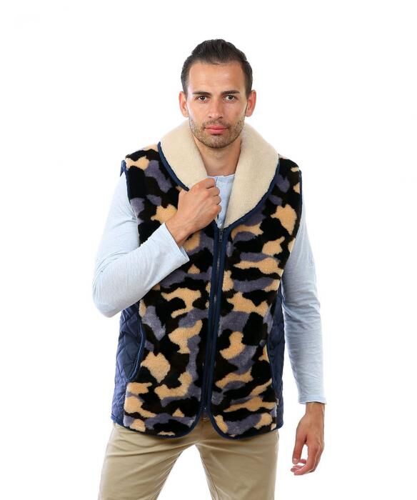 парень в жилетке. мужской стеганый жилет ямамото. мужские безрукавки из овечьей шерсти. арт жилет. мужчина в жилетке.