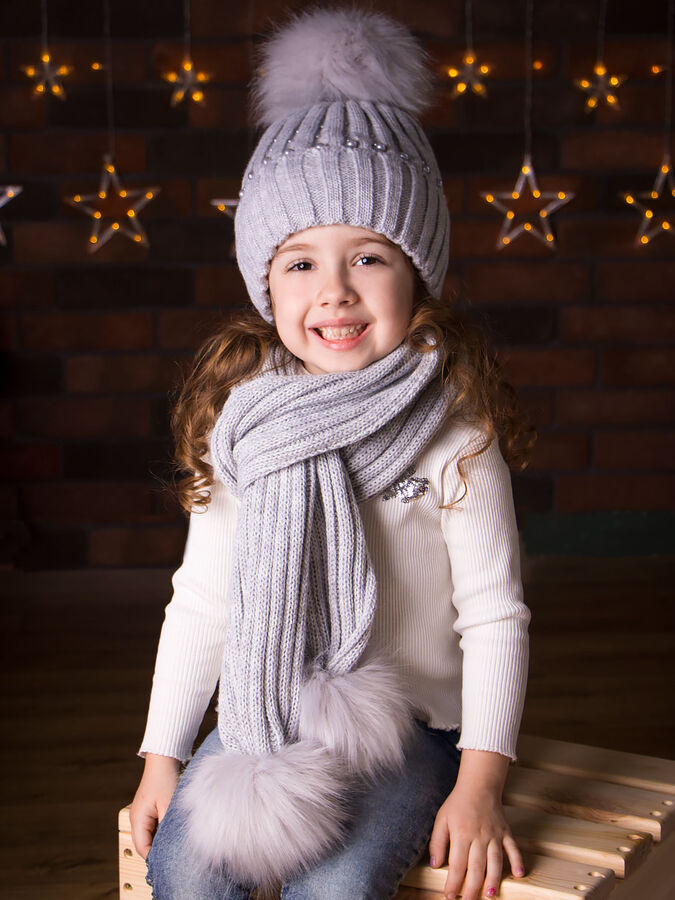 Шапка вязаная детская с помпоном, жемчуг россыпью + шарф с помпоном, светло-серый