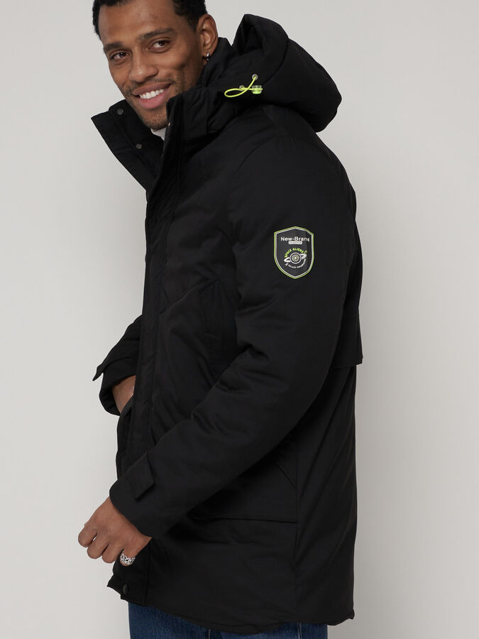 Спортивная молодежная куртка удлиненная мужская черного цвета 90017Ch
