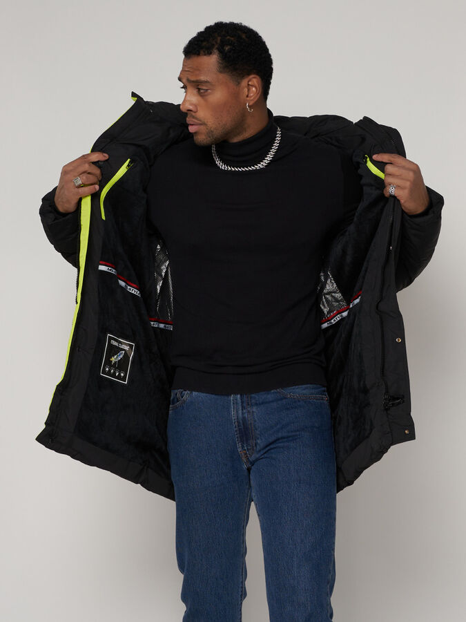 Спортивная молодежная куртка удлиненная мужская черного цвета 9005Ch