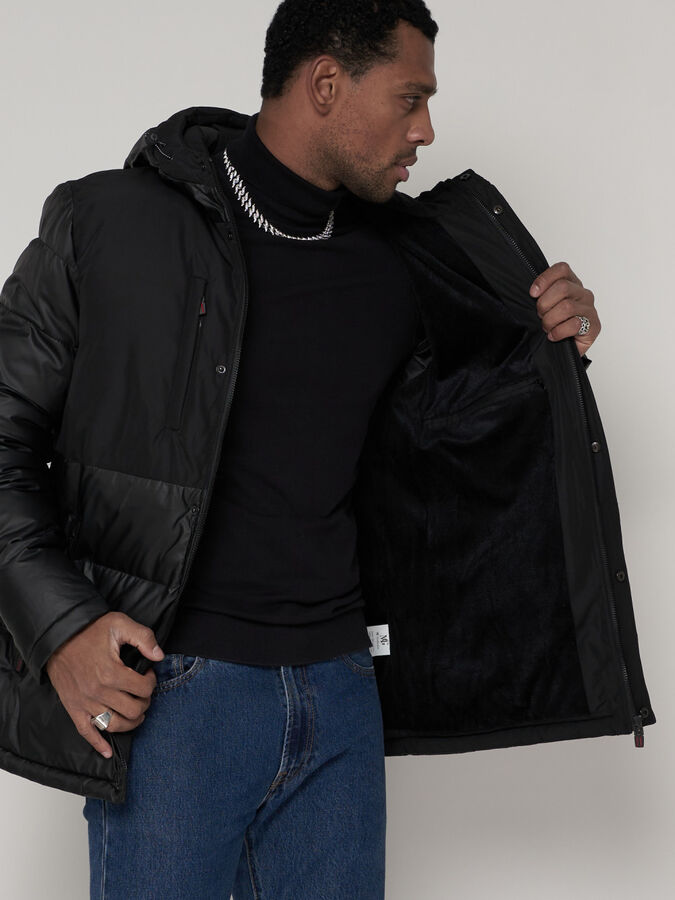 Спортивная молодежная куртка мужская черного цвета 92933Ch