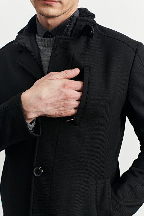 Шерстяное зимнее черное пальто стандартного кроя с вырезами