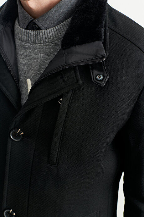 Шерстяное зимнее черное пальто стандартного кроя с вырезами